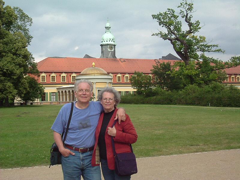 Sondershausen 2007 076.jpg - loving couple in front of the castle